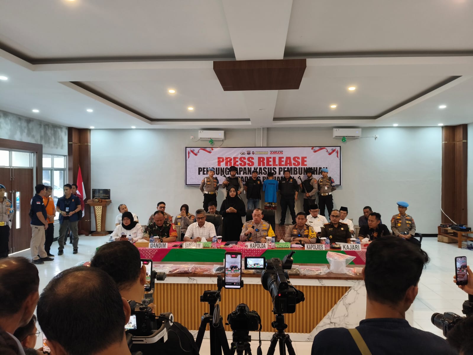 Kapolda Sumbar Pimpin Konferensi Pers Pengungkapan Kasus Pembunuhan dan Pemerkosaan di Padang Pariaman