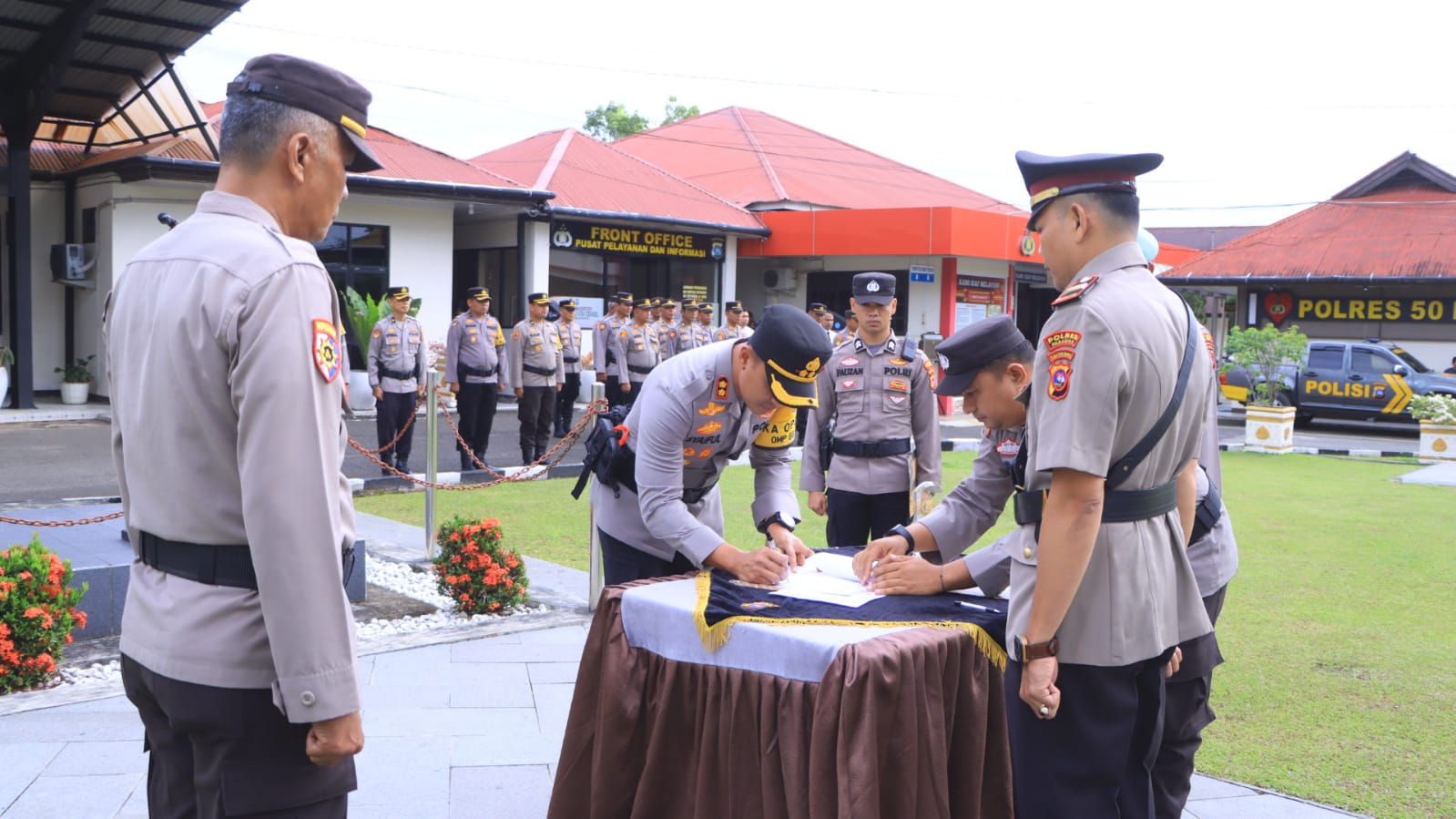 Polres 50 Kota Laksanakan upacara penyerahan jabatan Kabaglog dan serah terima jabatan Kasatreskrim