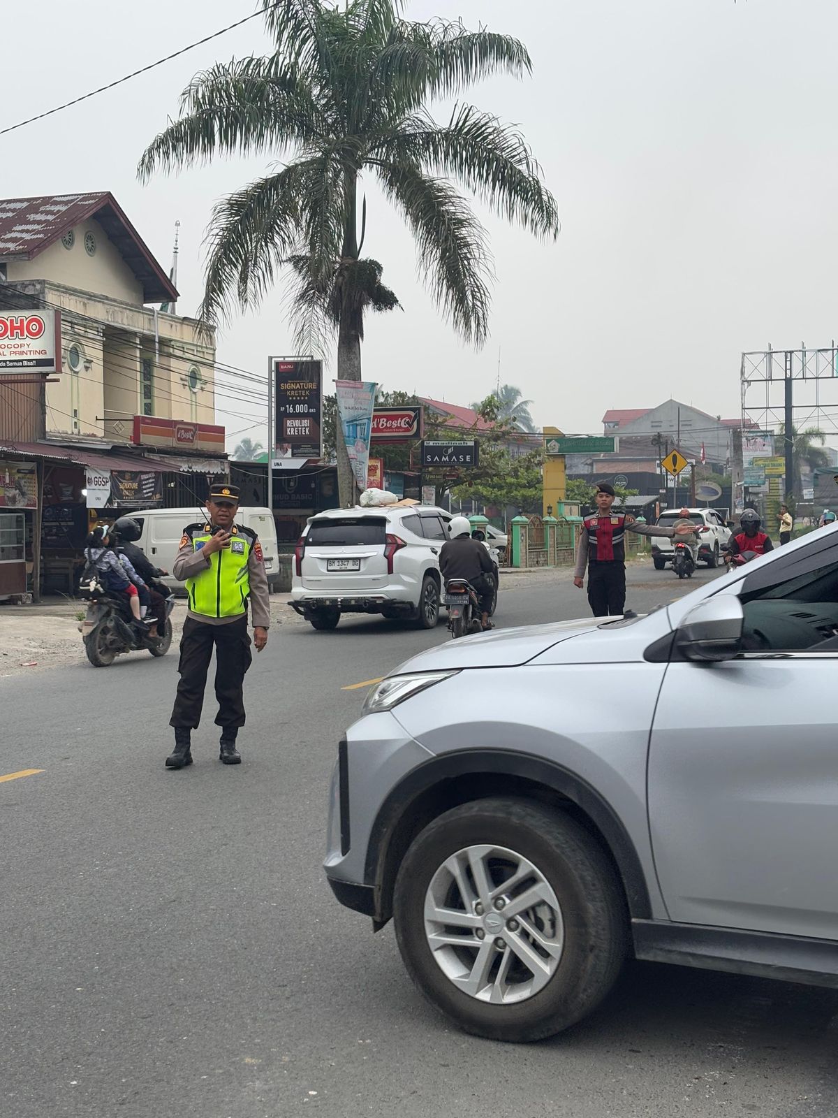 Polres 50 Kota melaksanakan pengaturan arus lalu lintas dalam rangka operasi Keselamatan Singgalang 2025