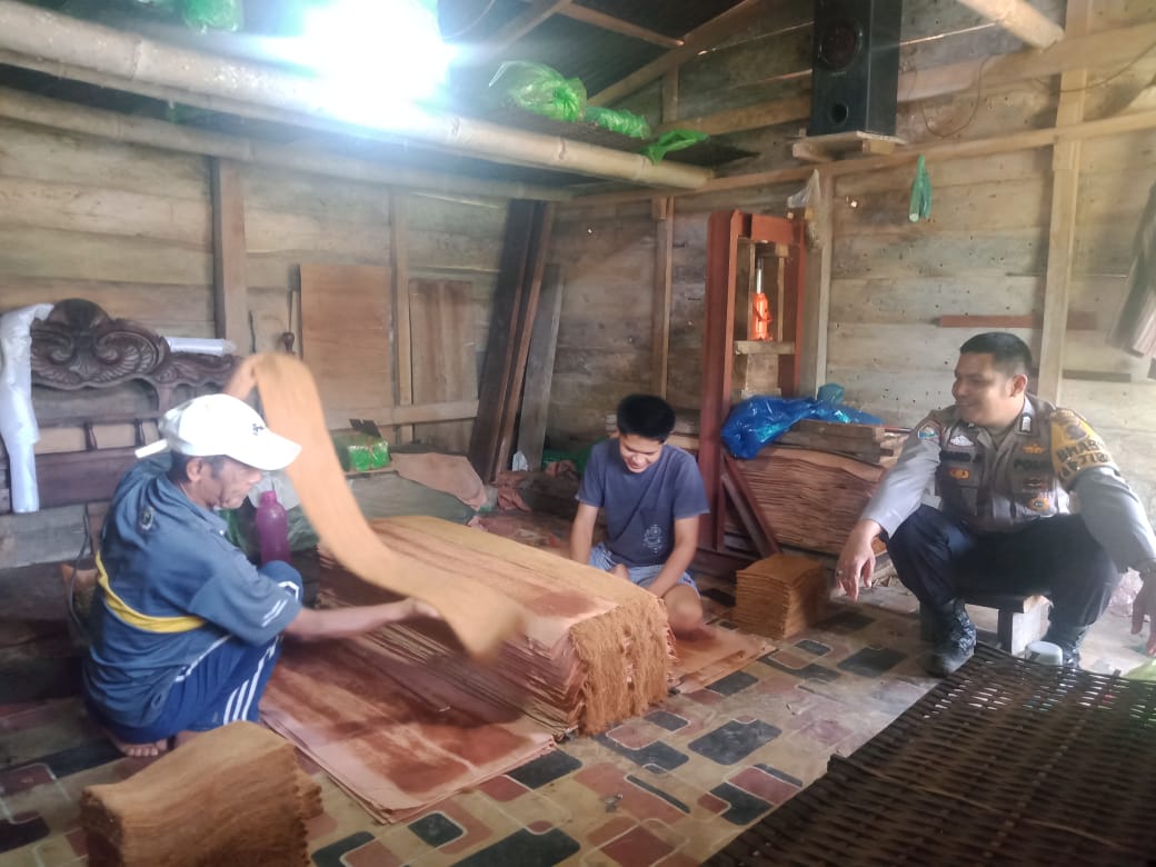 Bhabinkamtibmas Polsek Suliki Melaksanakan Kegiatan Sambang ke Petani Tembakau di Wilayah Binaannya