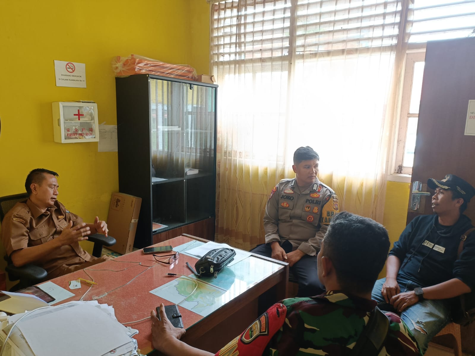 Bhabinkamtibmas Nagari Tarantang melaksanakan Koordinasi dengan Wali Nagari Tarantang, Babinsa Nagari Tarantang serta Perangkat Nagari Tarantang
