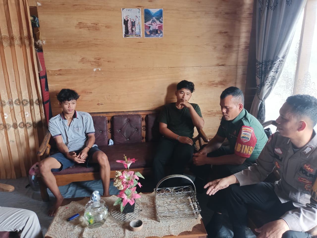 Bhabinkamtibmas Nagari Lubuak Batingkok melaksanakan memberi nasehat terhadap dua orang anak remaja atas permintaan dari kedua orang tuanya