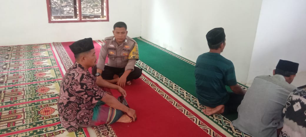 Bhabinkamtibmas Nagari Sialang dan Nagari galugua Kecamatan kapur IX melaksanakan  kegiatan jumat curhat