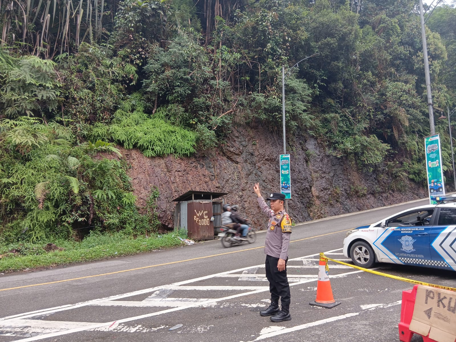 Personel Polres 50 Kota melakukan Pengaturan Lalu Lintas di Fly Over Kelok 9