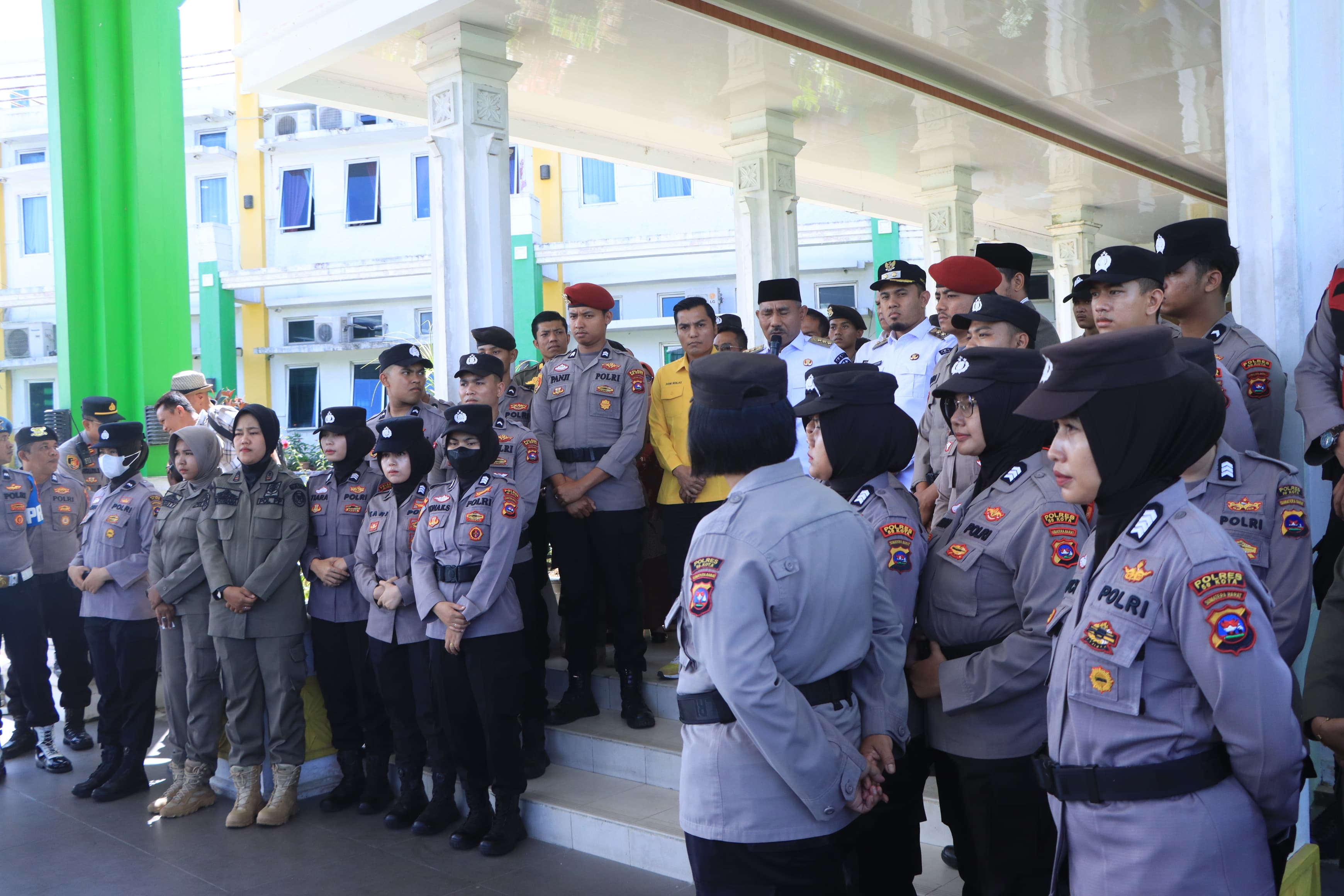 POLRES 50 KOTA LAKSANAKAN PENGAMANAN PENYAMPAIAN ASPIRASI OLEH LSM-GIB DI KANTOR BUPATI
