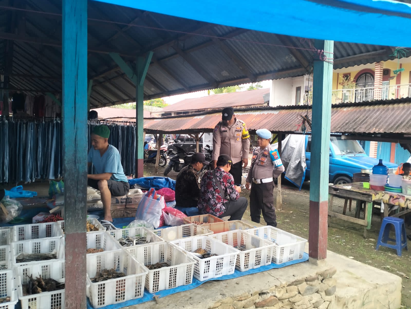 BHABINKAMTIBMAS POLSEK KAPUR IX POLRES 50 KOTA LAKSANAKAN PATROLI DAN HIMBAUAN KAMTIBMAS DI PASAR NAGARI DURIAN TINGGI