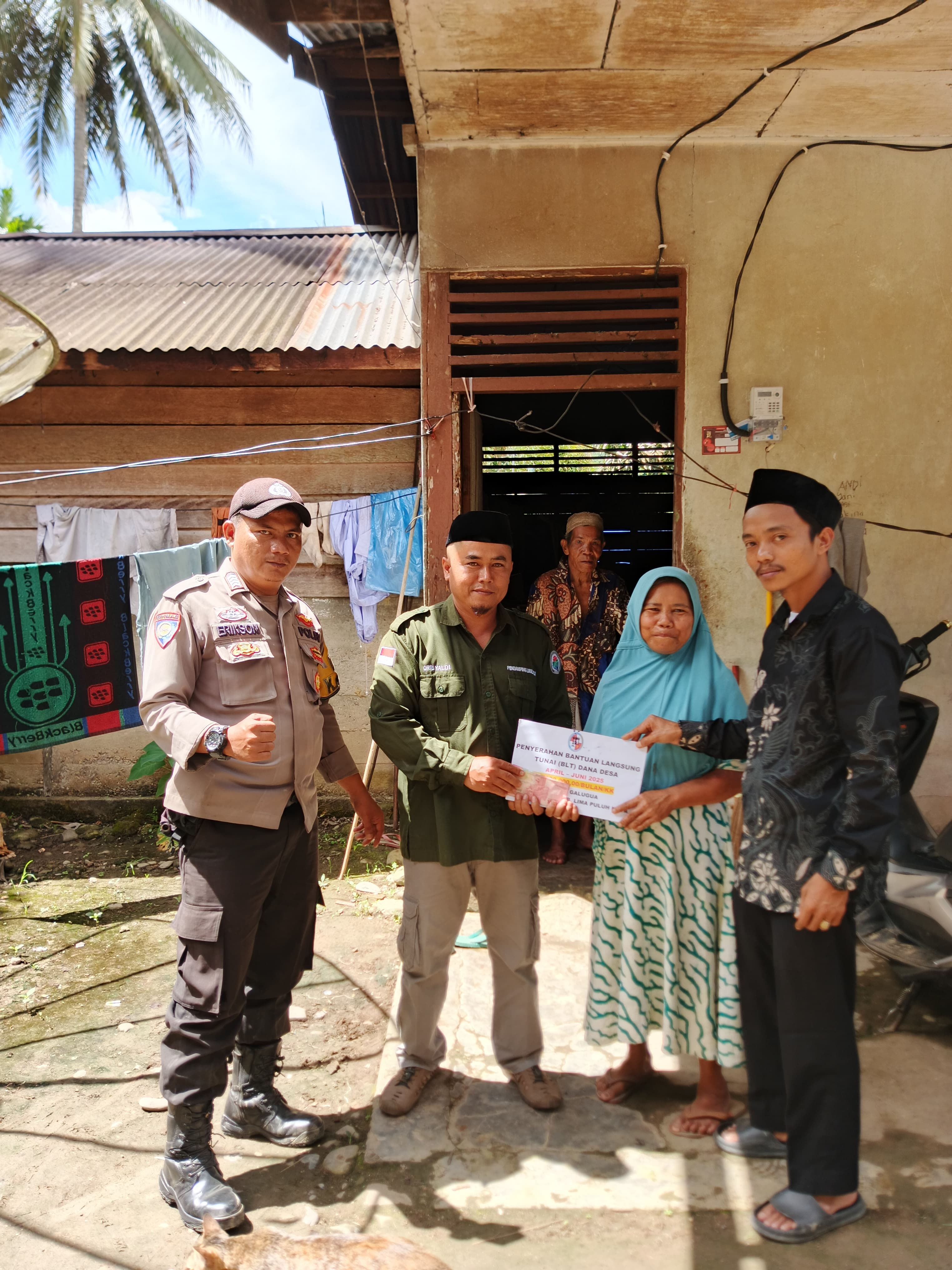 BHABINKAMTIBMAS POLSEK KAPUR IX POLRES 50 KOTA NAGARI SIALANG DAN GALUGUA HADIRI PEMBAGIAN BLT UNTUK 52 KELUARGA DI KECAMATAN KAPUR IX
