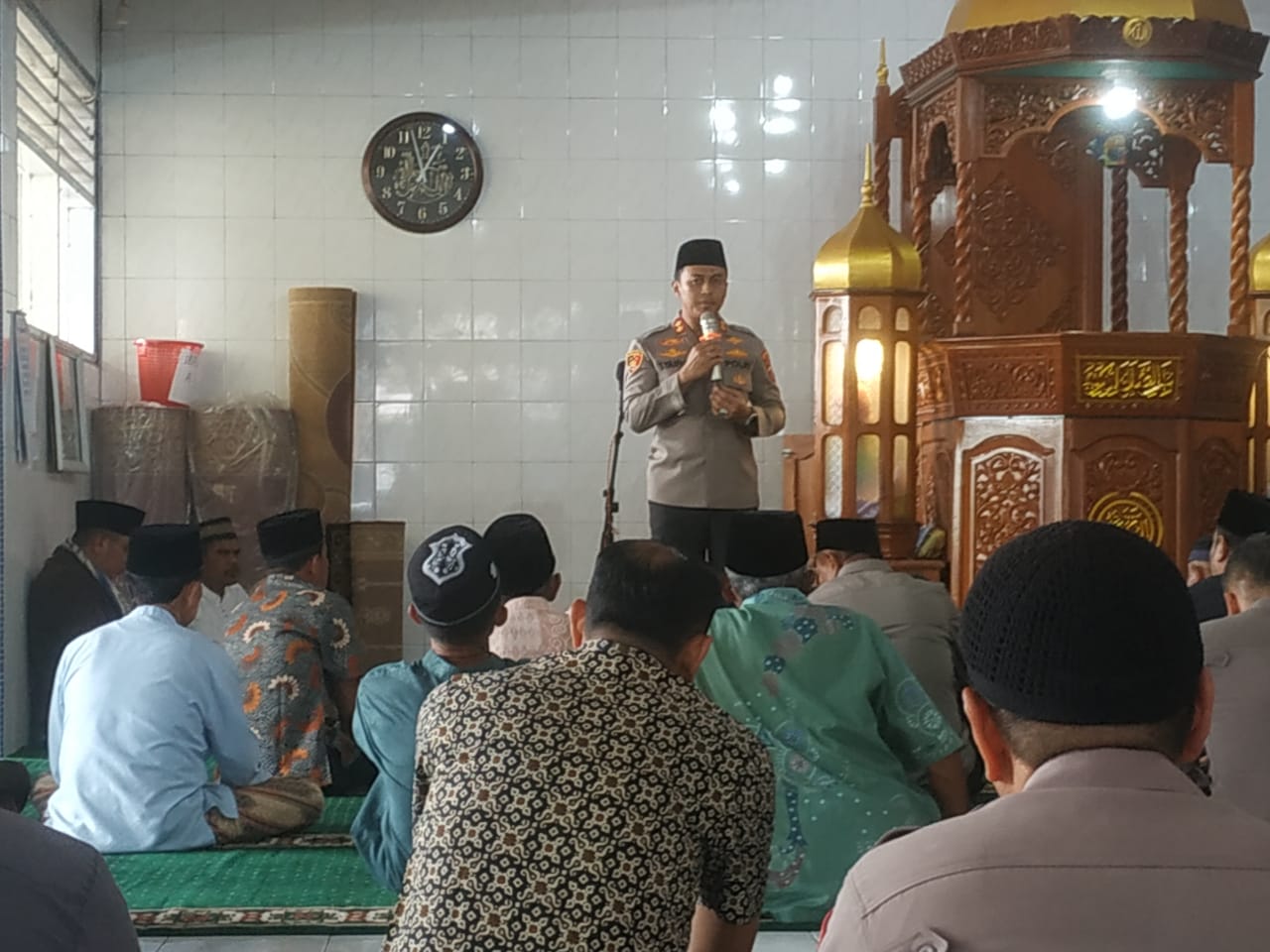 KAPOLRES 50 KOTA AKBP SYAIFUL WACHID, S.H., S.I.K. LAKSANAKAN JUMAT CURHAT DI MASJID ALMUQQARAMAH SAMPAIKAN IMBAUAN KAMTIBMAS DAN PERANGI NARKOBA