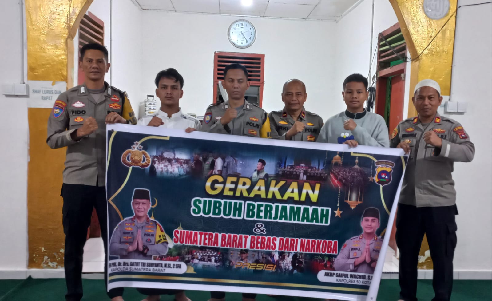 POLSEK HARAU LAKSANAKAN GERAKAN SUBUH BERJAMAAH BERSAMA MASYARAKAT DI MUSHOLLA BAITURRAHMAN
