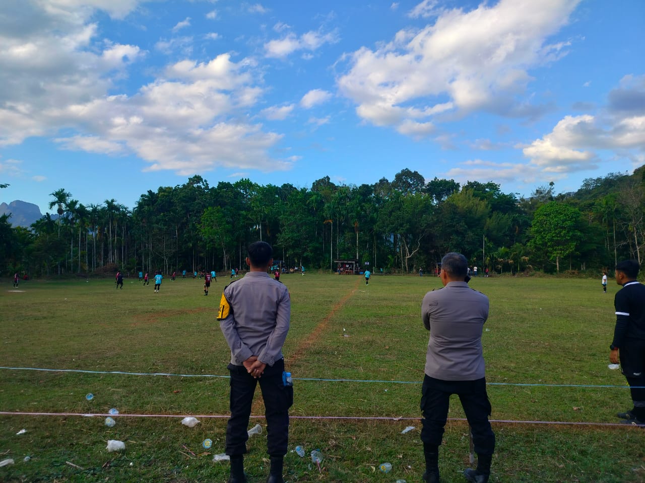 POLSEK SULIKI LAKSANAKAN PENGAMANAN TURNAMEN SEPAKBOLA AMPANG GADANG I CUP 2025
