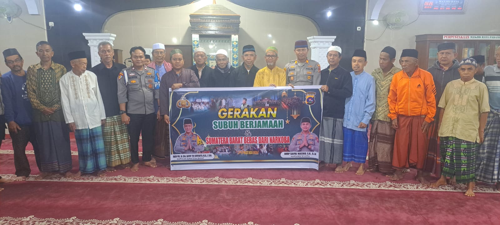 KAPOLSEK GUGUK AKP DONI PRAMA DONA, S.H. LAKSANAKAN GERAKAN SUBUH BERJAMAAH BERSAMA MASYARAKAT DI MASJID RAYA DANGUNG DANGUNG
