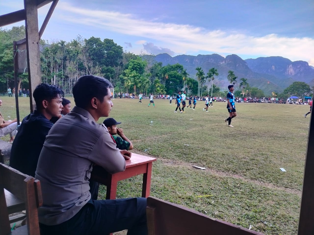 POLSEK SULIKI AMANKAN JALANNYA OPEN TURNAMEN SEPAKBOLA AMPANG GADANG I CUP 2025