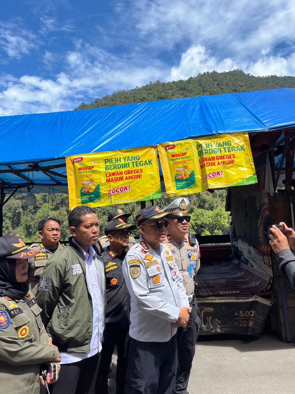 POLRES 50 KOTA DAN TIM GABUNGAN MENERTIBKAN AKTIVITAS PEDAGANG KAKI LIMA DAN PARKIR LIAR DI FLYOVER KELOK 9