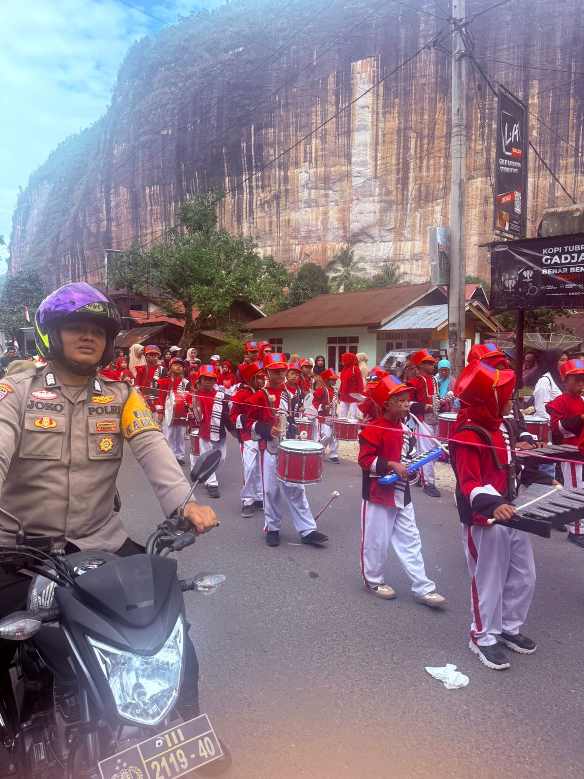 Bhabinkamtibmas Tarantang Amankan dan Hadiri Pawai Alegoris HUT RI ke-80